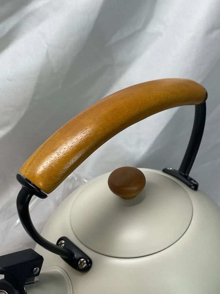 Hervidor de té de acero inoxidable Oggi Stovetop 85 oz / 2,5 lt bronceado gris cálido Foto 4 de 4