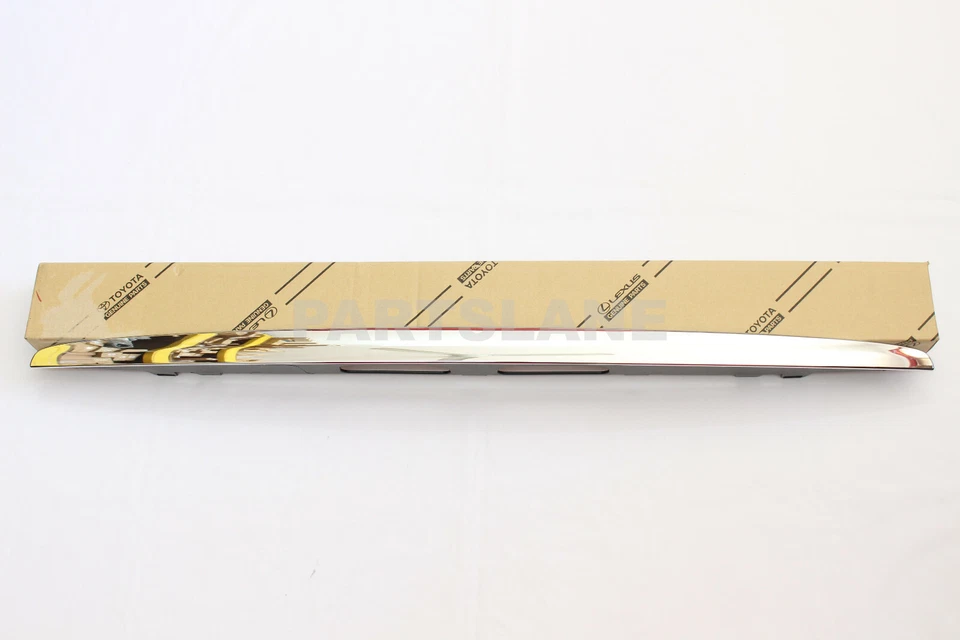 Cubierta de lámpara trasera con licencia original OEM 75132-60070 Lexus GX470 2003-2009 Foto 3 de 4