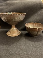 Bol et petit bol sur piédestal en cuivre lavé en étain.