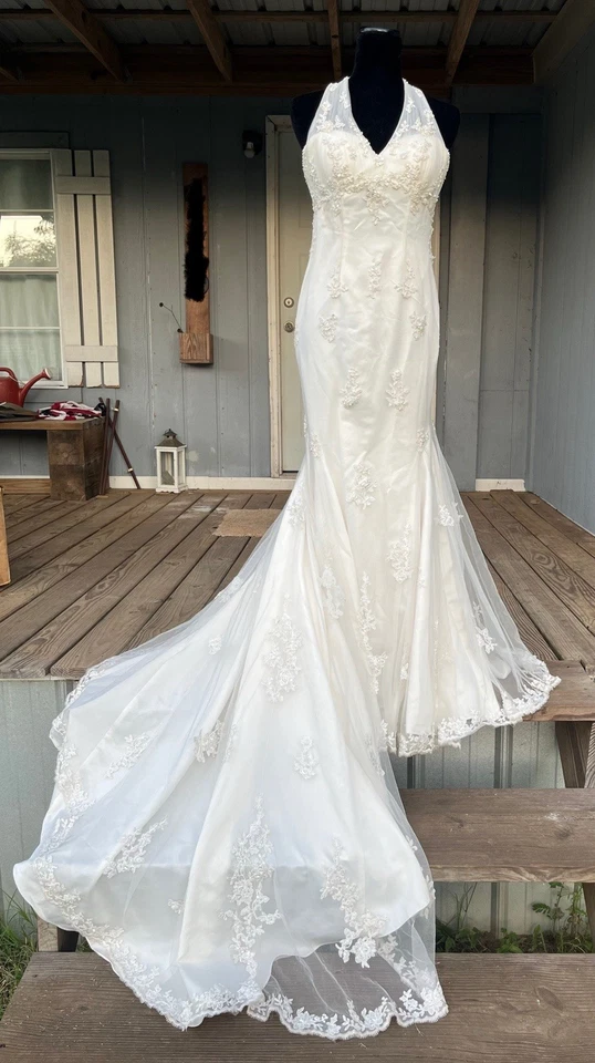 Vestido de novia de encaje con cuello halter Foto 2 de 4