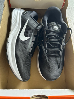 Nike Zoom Structure 24 Herren Sneaker schwarz/weiß Schnürung Low Top Mesh Gr. 42