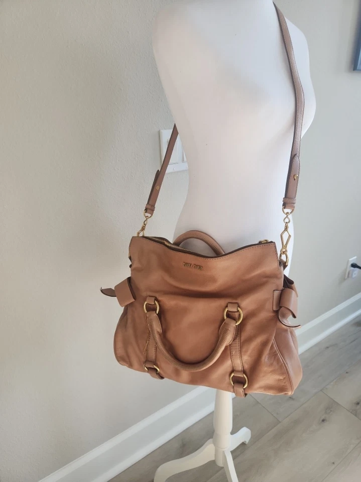 Miu Miu Vitello Lux 拉链上衣双向包带蝴蝶结细节 — 第 2/4 张图片