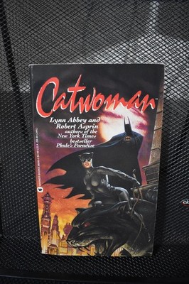 Catwoman Tiger Hunt Warner Books DC Novel 1992 Batman Lynn Abbey Robert Asprin