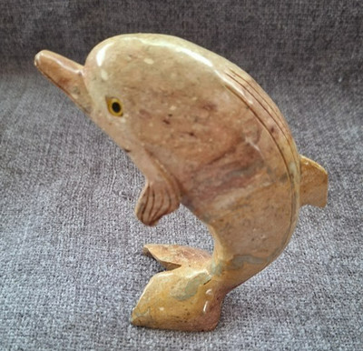 Handgeschnitzte Stein Delfin Figur. Marmoroptik poliert. Bernsteinaugen. Vintage.