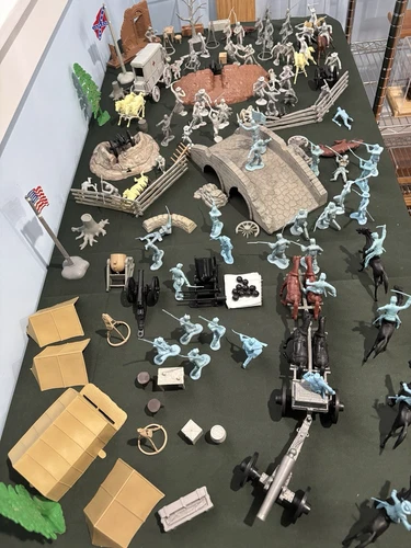 Marx Blue and Gray soldiers and accessories