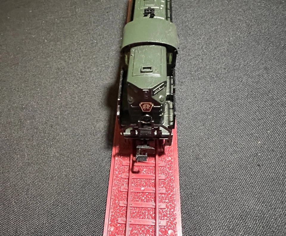 MRC N Gauge Alco RSD-15 PRR 6965-1398 Loco- Pre Owned- Runs See Video - Image 4 of 4