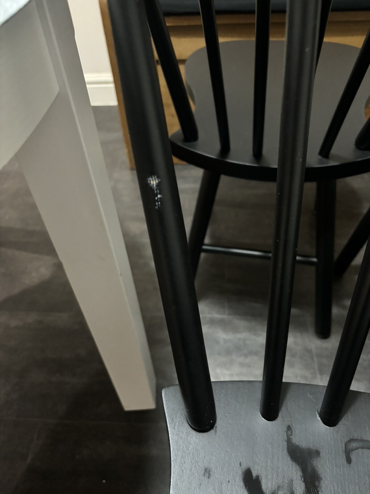 Round IKEA kitchen table seat (extending for 6) and 4 chairs. white and