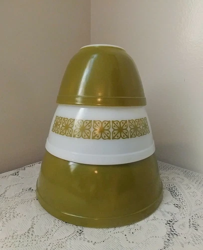 Vintage Pyrex Mixing Bowls Avocado Green & White/Green Butterfly Set of 3