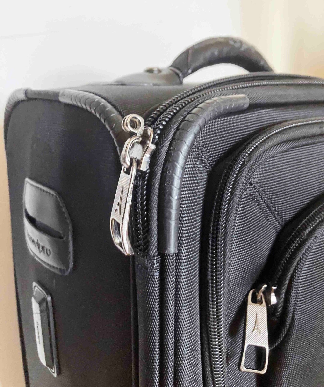 Travelpro Maxlite 22 inch Carry-on Rollaboard _ Black