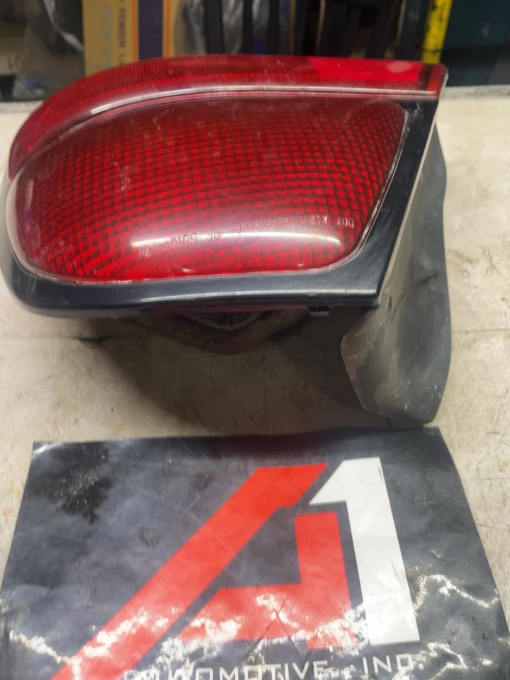96-99 OLDS EIGHTY-EIGHT 88 Passenger Right Tail Light Assembly 1 Bad Mount OEM - Image 3 of 4
