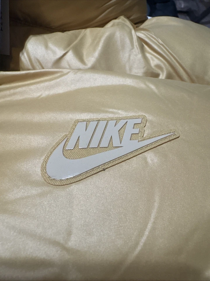 Jaqueta Parka de Inverno Infantil XL Nike Therma-FIT Repel Puffer com Capuz Dourada FD2842-723 - Imagem 3 de 4