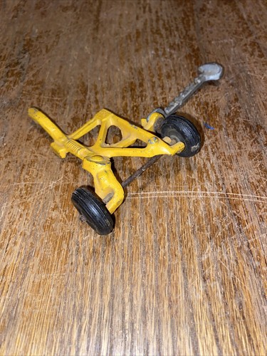 Vintage Slik Yellow #9825 Sickle Mower & Red #9826 Planter Pull Behind Implement - Picture 3 of 7