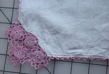7876 Beautiful tatted edge linen hankie, pink tatted edging  roses