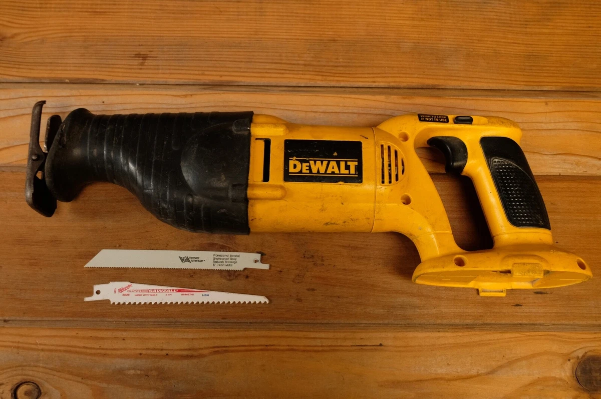 DEWALT DW938 18V Cordless Reciprocating Saw Manual Blades Nice
