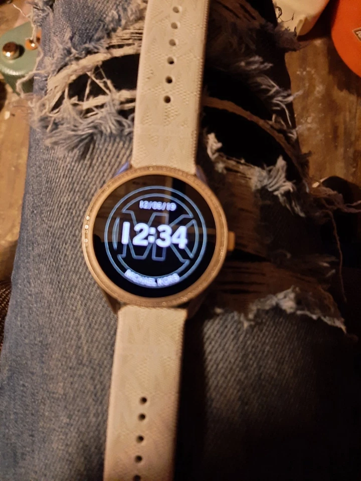 Reloj inteligente Michael Kors Gen5 oro rosa con banda blanca  Foto 3 de 4