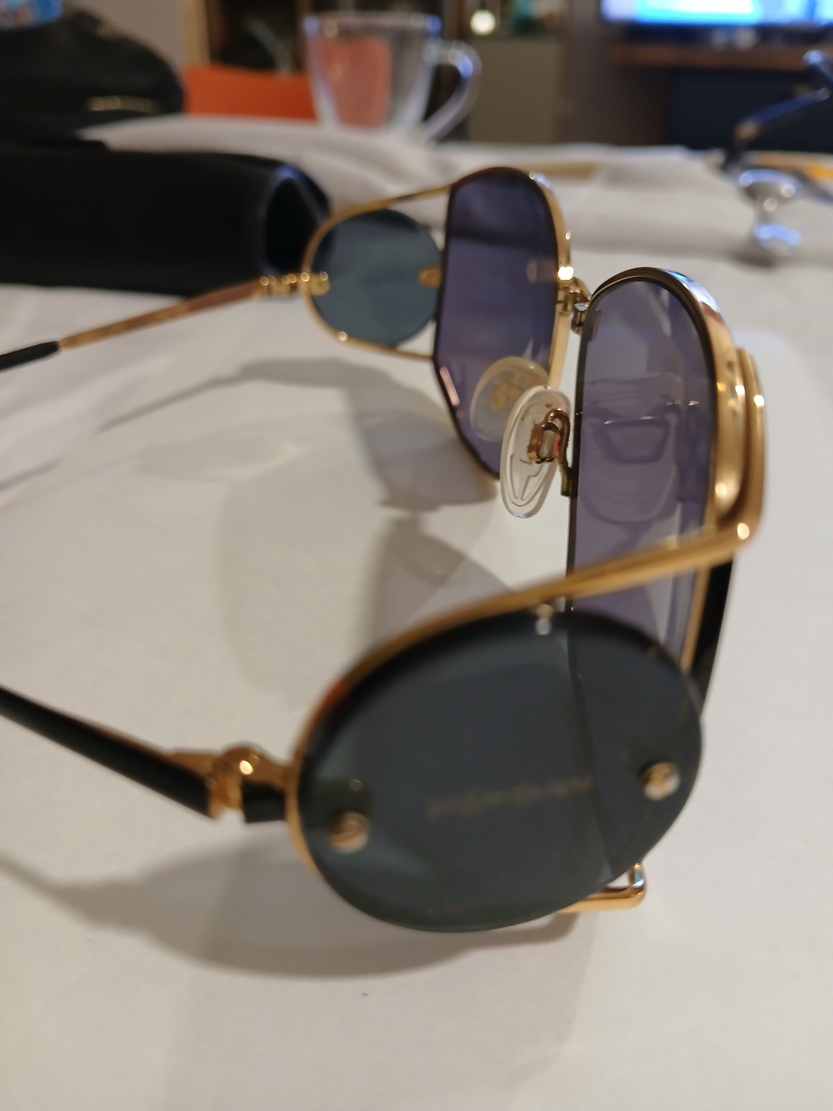 Occhiali Vintage Ives Saint Laurent montatura dorata lenti grigio azzurro.