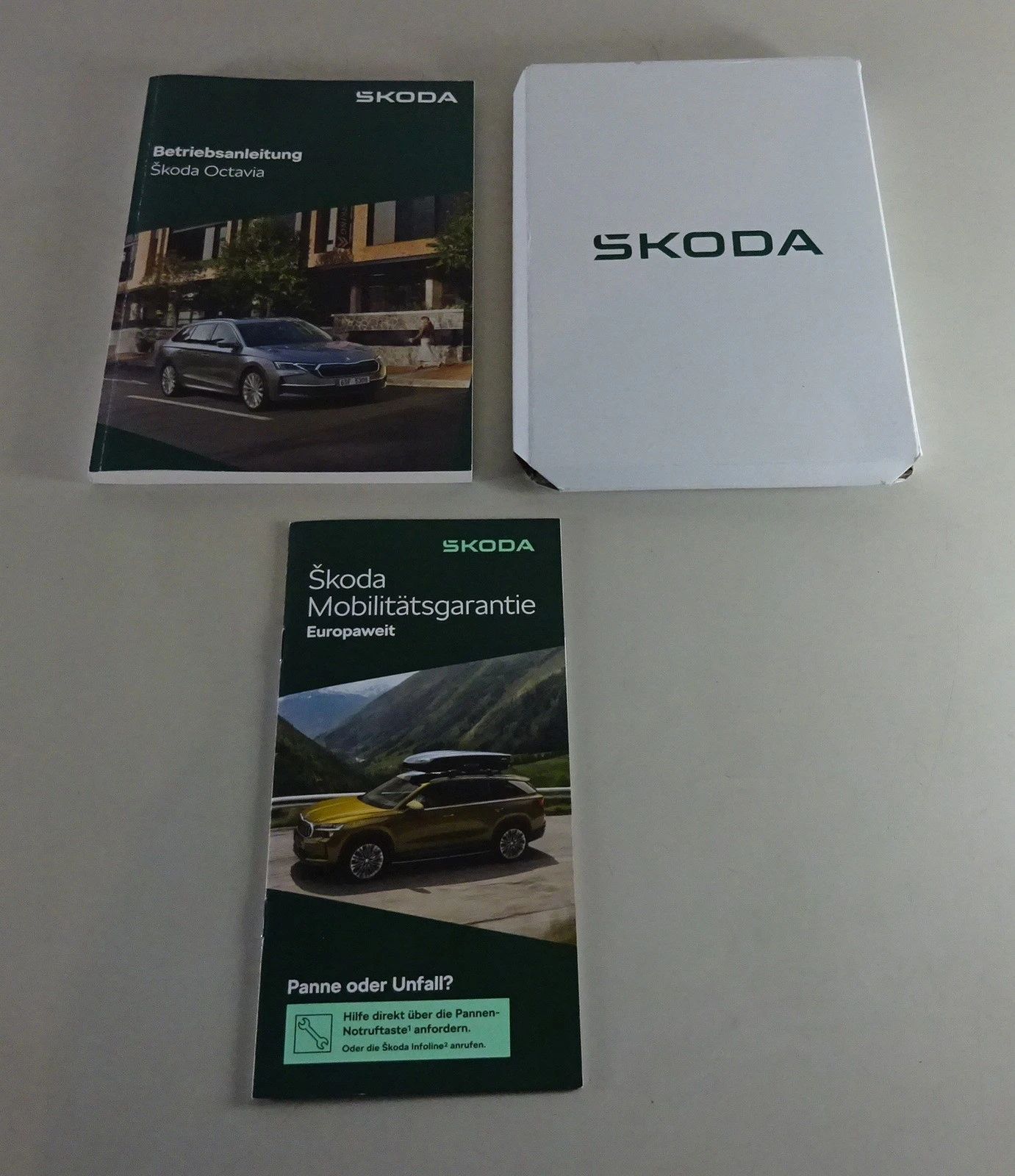 Skoda Octavia IV Typ NX Owner's Manual & Case Stand 11/2025