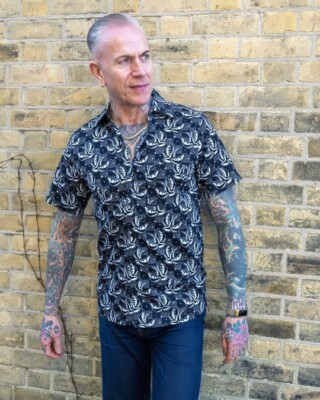 Checkerboard Swallows Print Shirt von Run and Fly
