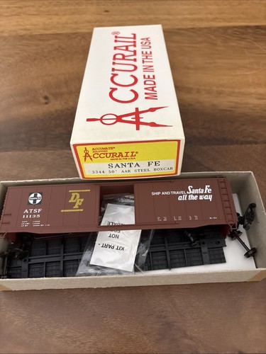 ACCURAIL ~ ATSF - SANTA FE 50' AAR CAJA DE ACERO COCHE Kit # 11135 ~ ESCALA HO 3344 Nuevo | Zustand: New