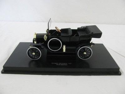 Universal Hobbies 1/18 Diecast Blue Ford Model T Touring Sedan 