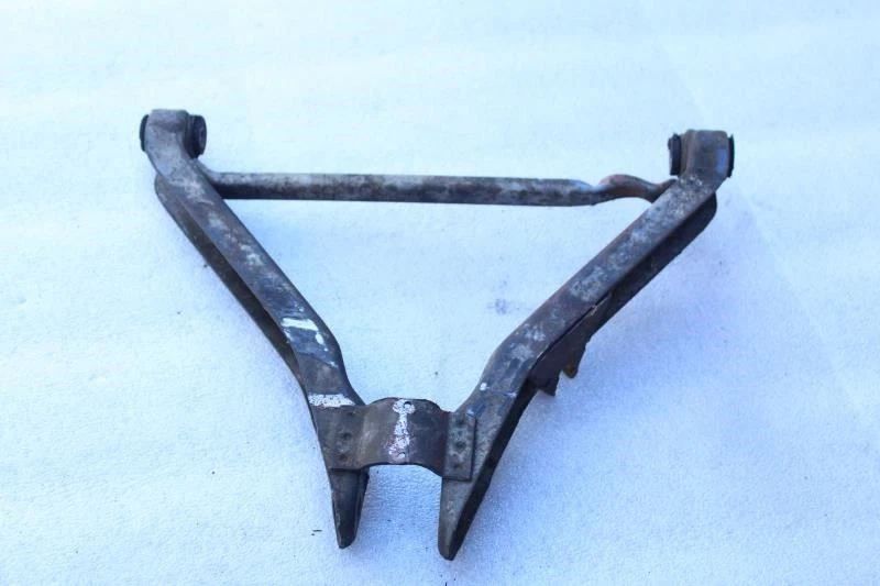 Triumph Spitfire 1500 1979 lado del conductor brazo de control inferior delantero izquierdo Foto 2 de 4