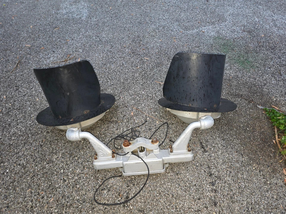 dual railroad crossing lights - Image 2 of 2