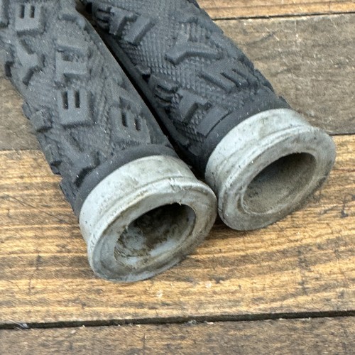 Vintage Yeti Grips Mountain Bike 90s 00s MTB Bicycle Black Rubber Made USA A4 - Picture 8 of 12