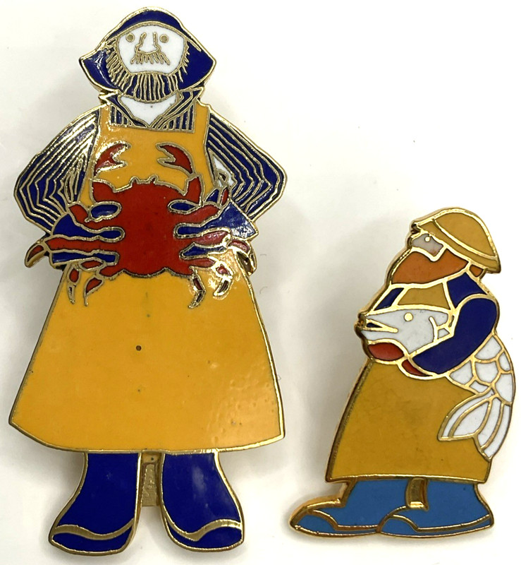 Rie Munoz Cannery Worker Pinback Cloisonné Enamel Lapel Pin Dungeness Crab Fish 