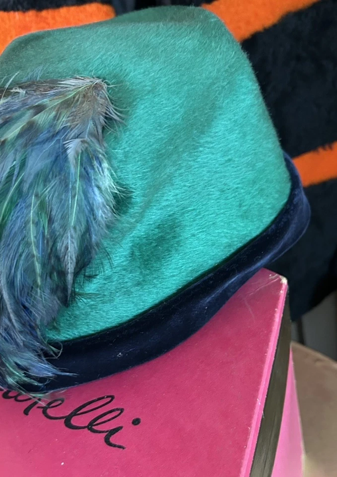 Vintage 1960 Schiaparelli Verde Lana Azul Terciopelo Cinta Pluma Cloche Sin Caja Foto 2 de 4