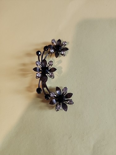 Vintage Black Crystal and Gold Broche Flower Pin - Picture 4 of 4