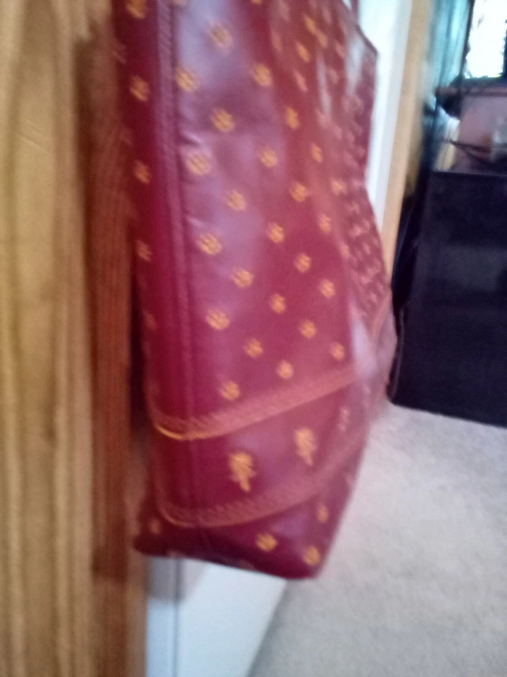 Bolso Cartera de Hombro Adrienne Vittadini Cuero Bordado Granate/Floral Contraste Foto 4 de 4