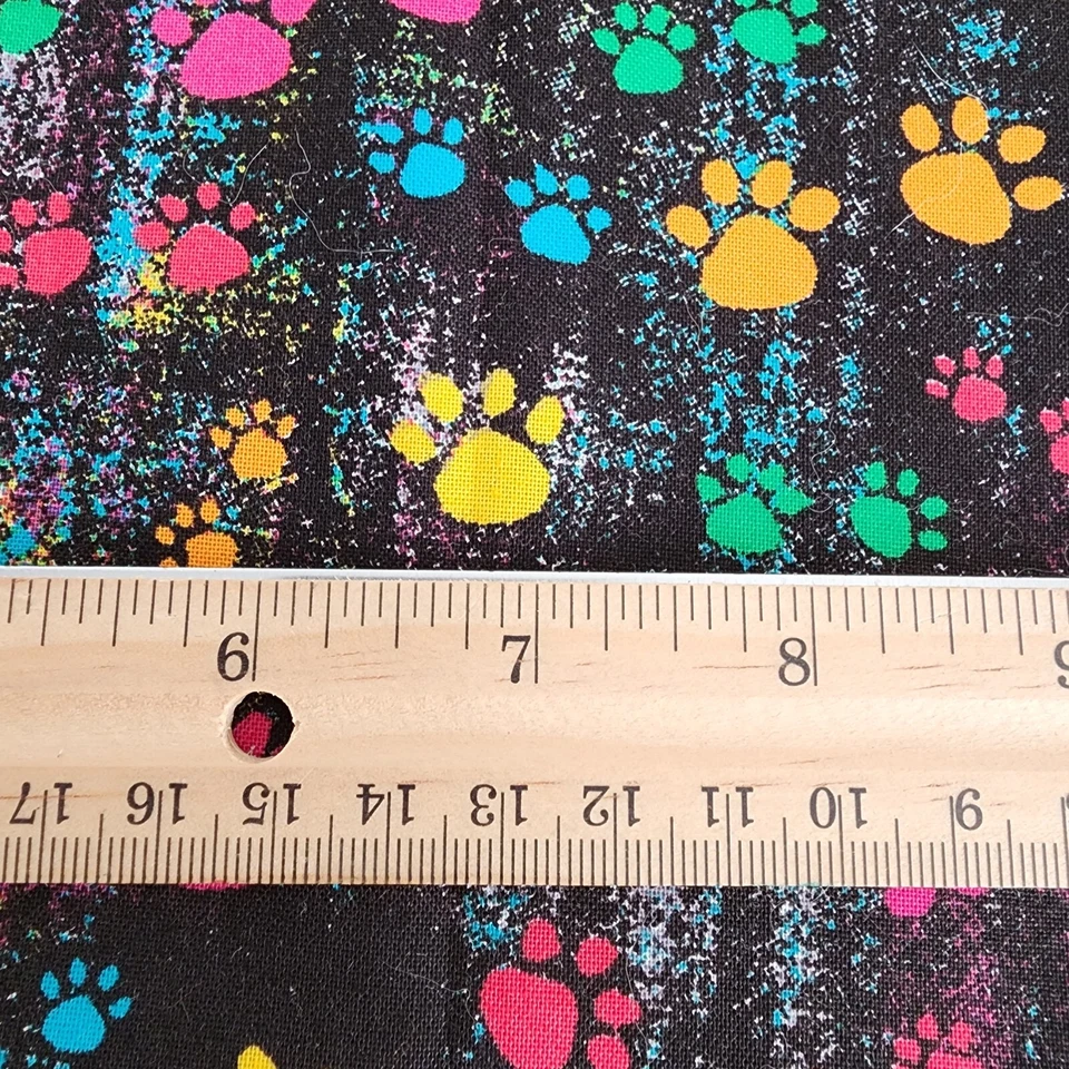 Colcha JoAnn Tecido de Algodão 30"x44" Estampas de Pata Patas de Cachorro Cachorro Patas Tie Dye em Preto - Imagem 4 de 4
