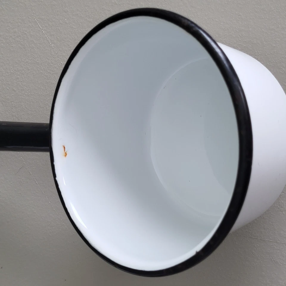 Vintage white/black enamelware 4"D dipper w/ 9" handle - Image 4 of 4