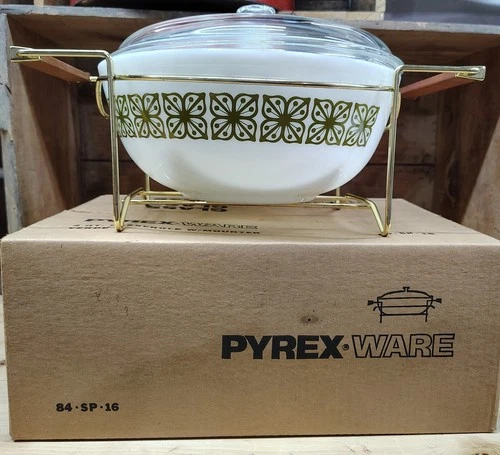 Vintage Pyrex Verde Casserole Dish With Holder MINT IN ORIGINAL BOX !