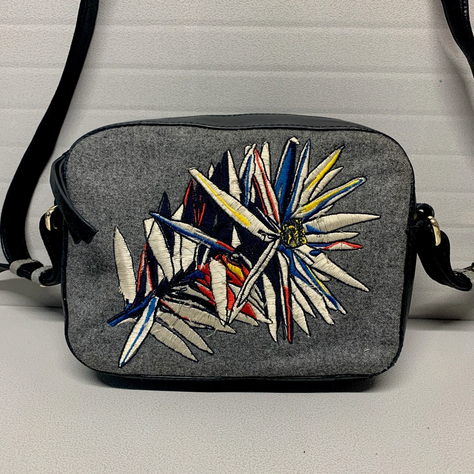 Bolso Bandolera Tommy Hilfiger para Cámara Cuero Negro/Gris Floral Bordado Pequeño Foto 2 de 4