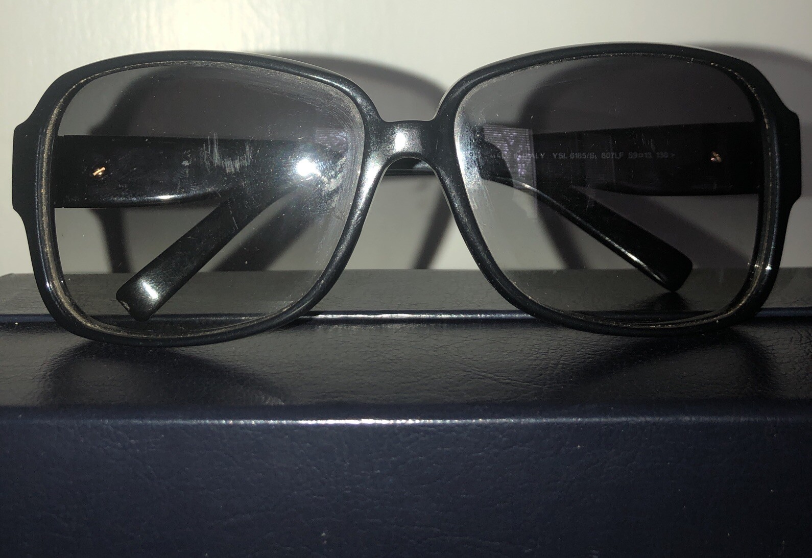Occhiali da sole da donna autentici Yves Saint Laurent 6185 S graffi minori