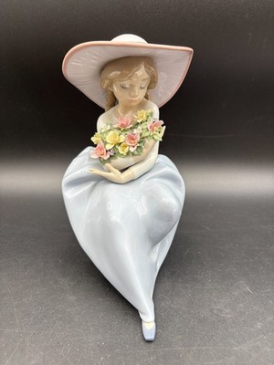 Lladro ''FRAGRANT BOUQUET'' #5862  ~ Porcelain Figurine ~ NO BOX