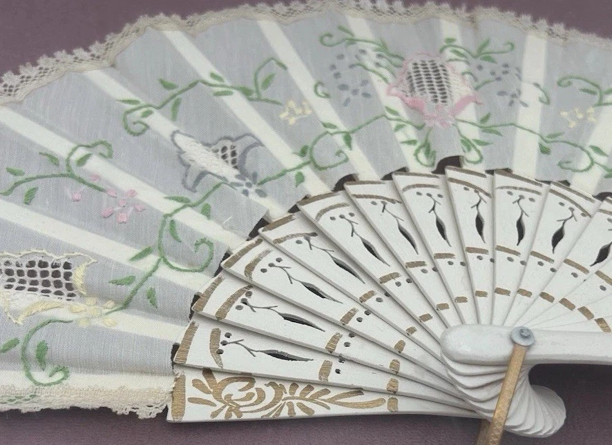 Antiguo abanico victoriano de encaje caja de sombra enmarcado pintado a mano bordado de colección Foto 4 de 4