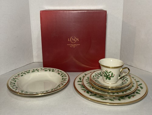 Lenox Holiday 5 Piece Place Setting And Soup Bowl Set Holly Berry - Picture 2 of 10