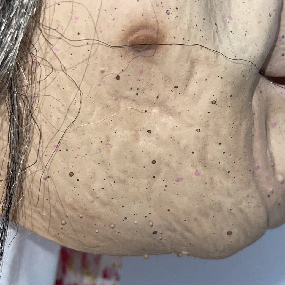 Máscara de látex Zagone Studios Nana con pañuelo hecha en EE. UU. Vieja dama ☼ Foto 4 de 4