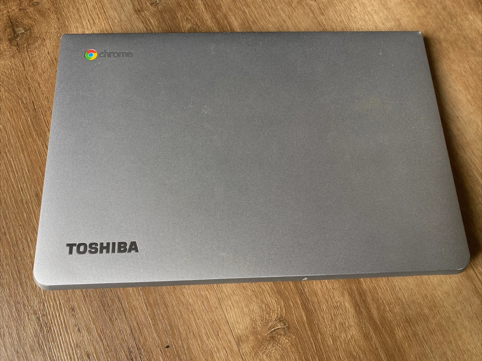 Toshiba CB30-B-103 13.3" (16GB, Intel Celeron, 2.16GHz, 2GB) Chromebook - Silver - Image 4 of 4