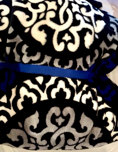 Vera Bradley Cozy PLUSH Throw Blanket CANTERBERRY COBALT BLUE RARE NWT SEALED - Picture 10 of 10