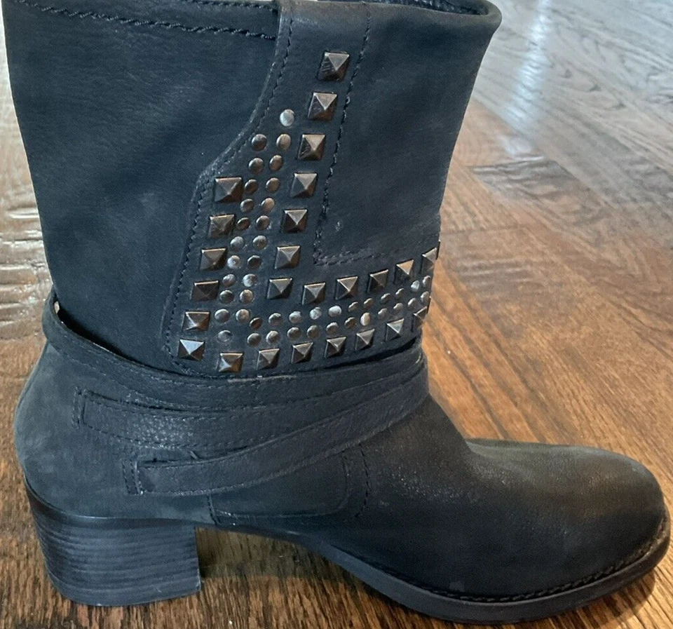 Botines Vince Camuto Donato de cuero negro con tachuelas para moto para mujer talla US 10B Foto 2 de 4