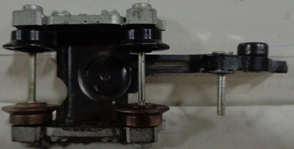 AMERICAN FLYER TRUCK FOR 660 SERIES ILLUMINATED PASSENGER CARS - Image 2 of 3