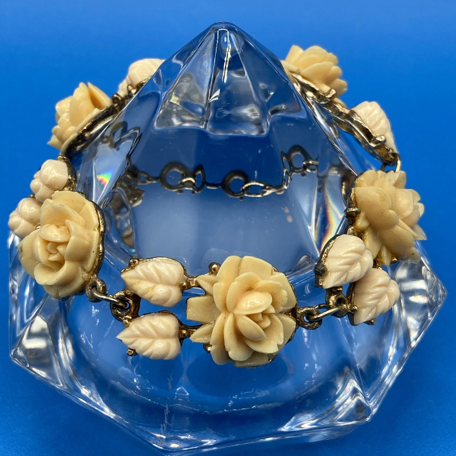 OFF WHITE BRACCIALE vintage plastica modellata rose bianco sporco anni 50 60 piccolo medio 7"