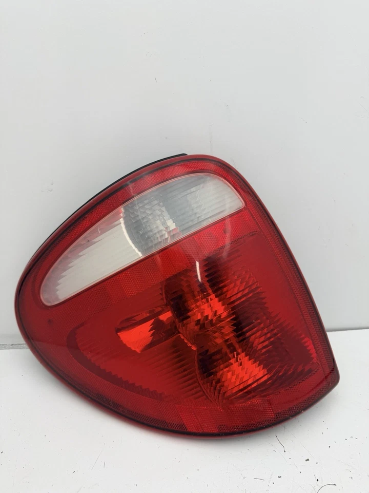 Lanterna traseira lateral direita fabricante de equipamento original Dodge Caravan 2004 - 2007 - Imagem 2 de 4