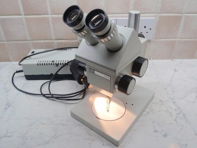 Carl Zeiss Jena Stereo Binokular Mikroskop GSZ c/w Adj. Halogenleuchte, Abdeckung