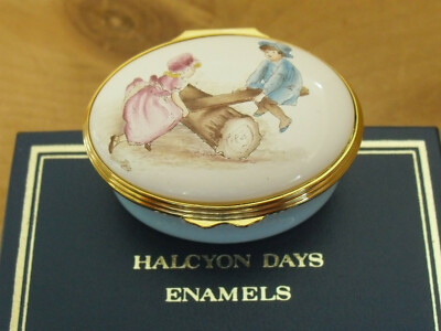 Schachtel Halcyon Days Junge & Mädchen auf einer Wippe 19. Jh. Zeichnung Emaille Box - 2 1/8''