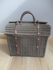Panier en osier  forme bagage à main avec 2 poignées en cuir