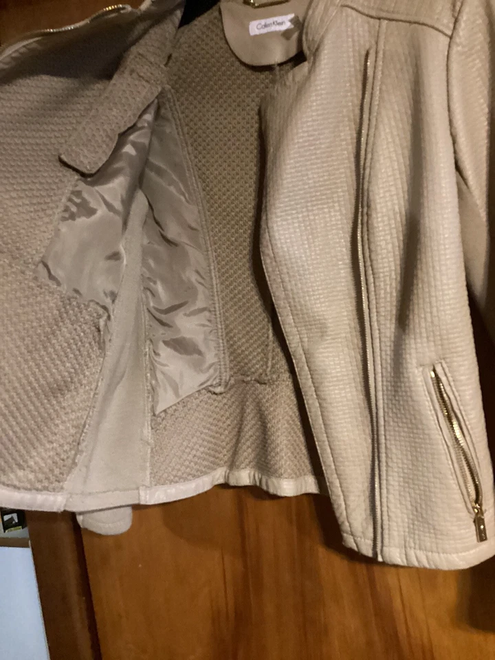 Chaqueta de moto de cuero vegano para mujer Calvin Klein beige talla M nueva sin etiquetas Foto 4 de 4